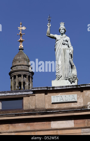 La statue néo-classique Italia by Alexander Stoddart au-dessus du centre italien, Ingram Street, centre-ville de Glasgow, Écosse, Royaume-Uni Banque D'Images