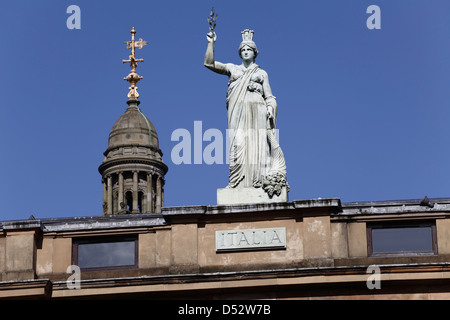 La statue néo-classique Italia by Alexander Stoddart au-dessus du centre italien, Ingram Street, centre-ville de Glasgow, Écosse, Royaume-Uni Banque D'Images