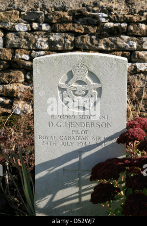 Pierre tombale pilote canadien war graves RAF cemetery peu Rissington Gloucestershire England UK Banque D'Images