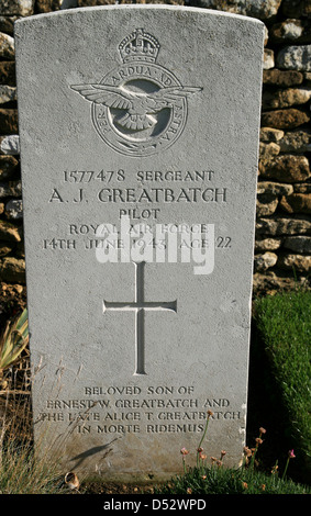 Pierre tombale pilote RAF des sépultures de guerre peu cimetière Rissington Gloucestershire England UK Banque D'Images