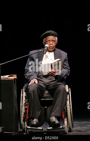 22 mars 2013 - Le célèbre auteur nigérian Chinua Achebe est décédé à l'âge de 82 ans après une courte maladie. Une déclaration de sa famille a déclaré que son "sagesse et courage' ont été une inspiration pour tous ceux qui le connaissaient". L'un des auteurs les plus connus, son premier roman 1958 Things Fall Apart, qui ont porté sur l'impact du colonialisme en Afrique, a vendu plus de 10 millions d'exemplaires. Il vivait aux Etats-Unis depuis 1990 à la suite de blessures causées par un accident de voiture. Sur la photo : Apr 26, 2006 - New York, États-Unis - écrivain Chinua Achebe participe au festival World Voices de plumes de la littérature internationale. (Crédit Im Banque D'Images