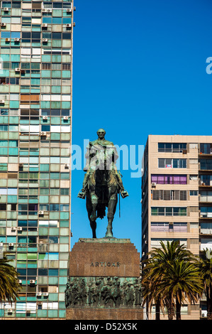 La statue du Général Artigas à Montevideo, Uruguay, avec un ciel bleu profond Banque D'Images