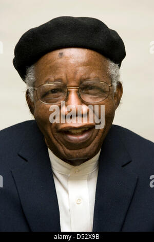 Mar 21, 2013 - Fichier - Chinua Achebe né Albert Chinualumogu Achebe, 16 novembre 1930 - Le 21 mars 2013, est décédé à l'âge de 82 ans, à la suite d'une brève maladie. Achebe était un romancier, poète, professeur, et critique. Il était surtout connu pour son premier roman et magnum opus,'Things Fall Apart' (1958), qui ont porté sur l'impact du colonialisme en Afrique, qui a vendu plus de 10 millions d'exemplaires. Achebe avait été vivant aux Etats-Unis depuis 1990 à la suite de blessures causées par un accident de voiture qui l'a laissé paralysé de la taille vers le bas. Sur la photo : Feb 26, 2008 - New York, New York, États-Unis - écrivain Chinua Achebe (Nigeria/USA). (Cre Banque D'Images