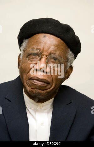 Mar 21, 2013 - Fichier - Chinua Achebe né Albert Chinualumogu Achebe, 16 novembre 1930 - Le 21 mars 2013, est décédé à l'âge de 82 ans, à la suite d'une brève maladie. Achebe était un romancier, poète, professeur, et critique. Il était surtout connu pour son premier roman et magnum opus,'Things Fall Apart' (1958), qui ont porté sur l'impact du colonialisme en Afrique, qui a vendu plus de 10 millions d'exemplaires. Achebe avait été vivant aux Etats-Unis depuis 1990 à la suite de blessures causées par un accident de voiture qui l'a laissé paralysé de la taille vers le bas. Sur la photo : Feb 26, 2008 - New York, New York, États-Unis - écrivain Chinua Achebe (Nigeria/USA). (Cre Banque D'Images