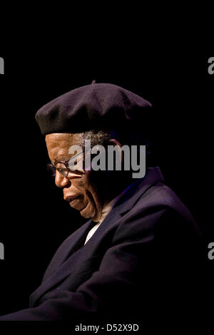 Mar 21, 2013 - Fichier - Chinua Achebe né Albert Chinualumogu Achebe, 16 novembre 1930 - Le 21 mars 2013, est décédé à l'âge de 82 ans, à la suite d'une brève maladie. Achebe était un romancier, poète, professeur, et critique. Il était surtout connu pour son premier roman et magnum opus,'Things Fall Apart' (1958), qui ont porté sur l'impact du colonialisme en Afrique, qui a vendu plus de 10 millions d'exemplaires. Achebe avait été vivant aux Etats-Unis depuis 1990 à la suite de blessures causées par un accident de voiture qui l'a laissé paralysé de la taille vers le bas. Sur la photo : Apr 26, 2006 ; New York, États-Unis - écrivain Chinua Achebe participe au monde de plume Banque D'Images