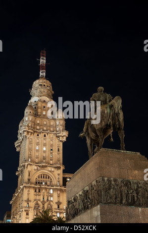 La statue du Général Artigas et d'imposants gratte-ciel de nuit à Montevideo Banque D'Images