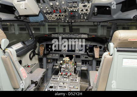 Calgary, Canada - 6 octobre 2012 : poste de pilotage du Boeing 737-800 Flight simulator sous tension et d'attente à la porte Banque D'Images