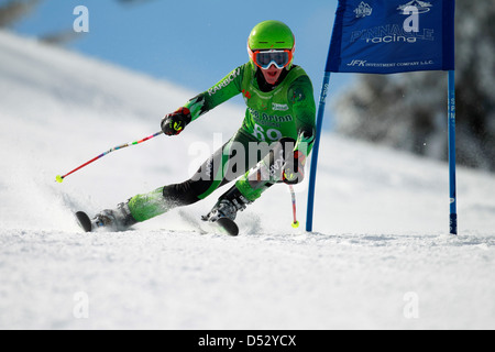 Un skieur alpin tournant à une porte au cours d'une course de slalom géant. Banque D'Images