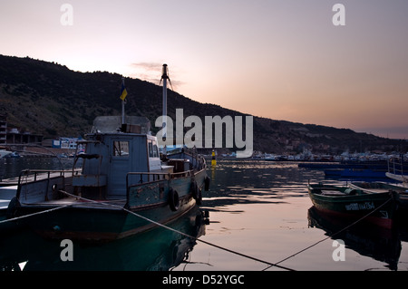 Bateau sur le coucher du soleil dans la baie de balaklava Banque D'Images