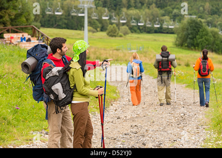 Amis de randonnée et de pointage marche sur chemin de trekking Banque D'Images