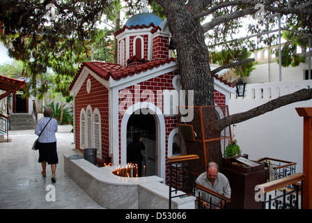 Plus de chapelle de Saint Nectarios original tombe à l'église de Agios Nektarios (Saint-nectaire) sur l'île d'Aegina, Grèce Banque D'Images