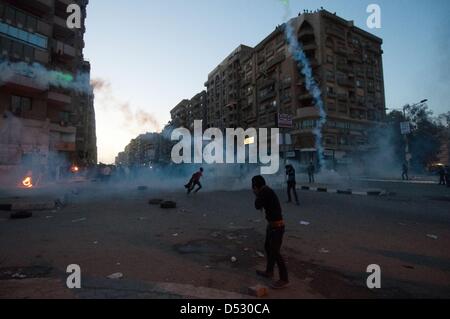 Le Caire, Égypte. 22 mars 2013. Les manifestants jettent égyptien retour gaz lacrymogènes tirés par la police garde le siège des Frères musulmans à l'Moqattum du Caire vendredi. Plus tôt il y avait des combats entre manifestants et partisans des Frères Musulmans dans la région. (Crédit Image : Crédit : Cliff Cheney/ZUMAPRESS.com/Alamy Live News) Banque D'Images