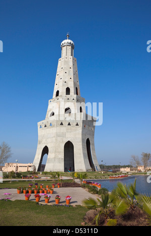 Le baba Banda Singh Bahadur monument et jardins, Punjab, India, sous un ciel bleu clair. Banque D'Images