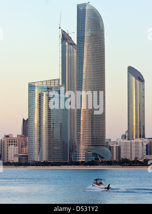 Les immeubles de grande hauteur moderne à la corniche à Abu Dhabi, Émirats Arabes Unis Banque D'Images