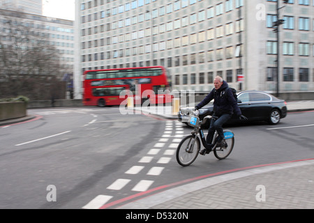 Les cyclistes et le trafic entrant dans un rond-point à Londres, Angleterre Banque D'Images