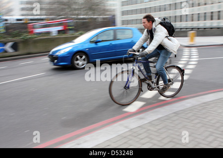 Les cyclistes et le trafic entrant dans un rond-point à Londres, Angleterre Banque D'Images