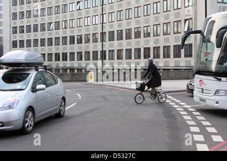 Les cyclistes et le trafic entrant dans un rond-point à Londres, Angleterre Banque D'Images