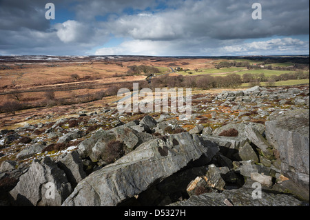 North York Moors National Park au début du printemps, montrant, rochers, Heather et une seule ferme dans ce paysage vallonné. Banque D'Images