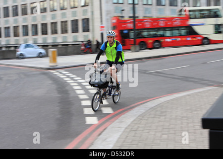 La saisie d'un cycliste rond-point à Londres, Angleterre Banque D'Images