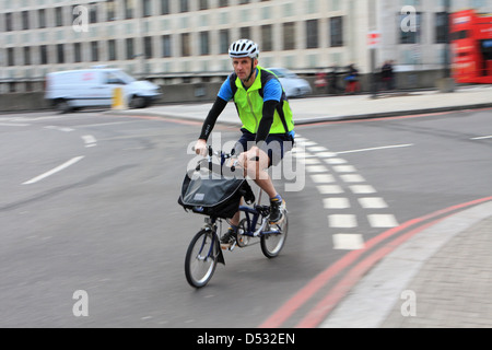 La saisie d'un cycliste rond-point à Londres, Angleterre Banque D'Images