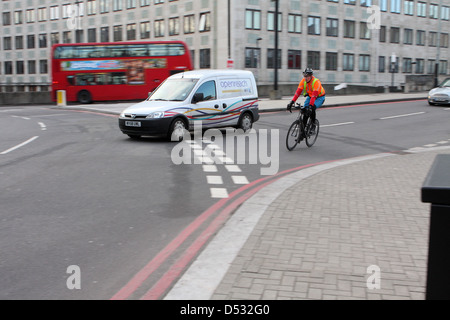 Les cyclistes et le trafic entrant dans un rond-point à Londres, Angleterre Banque D'Images