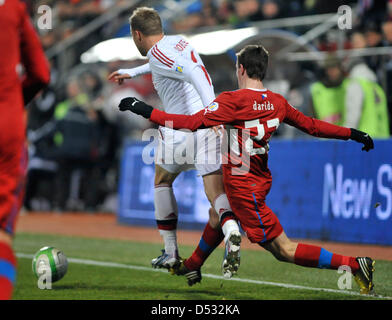 Olomouc, République tchèque. 22 mars 2013. Joueur danois Lars Jacobsen, gauche, et de la République tchèque, Vladimir Darida, droite, lutte pour la balle dans leur qualification pour la Coupe du Monde 2014 match de football en République tchèque contre le Danemark à Olomouc, République tchèque, le vendredi 22 mars 2013. (Photo/CTK Jaroslav Ozana/Alamy Live News) Banque D'Images