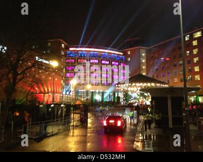 London, UK, vendredi 22 mars 2013. Band, Madness, jouer à la BBC Television Center dans le dernier concert qu'on ait enregistré là sur un froid, un soir. BBC Television Center est fermeture après 53 ans d'histoire de la radiodiffusion. Pour marquer l'occasion, la bande, la folie, joué en extérieur dans le centre parking. Le bâtiment, qui a ouvert ses portes en 1960, a été vendu aux développeurs après avoir été jugé plus adapté au but. Credit : Graham Hush / Alamy Live News Banque D'Images