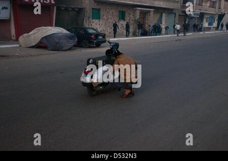 Le Caire, Égypte. 22 mars 2013. Un Égyptien récupère à partir de gaz lacrymogènes tirés par la police garde le siège des Frères musulmans à l'Moqattum du Caire vendredi. La semaine a vu des affrontements sporadiques dans Moqattum après les partisans des Frères musulmans manifestants agressé pour l'écriture de fraternité anti-graffiti de la région. (Crédit Image : Crédit : Cliff Cheney/ZUMAPRESS.com/Alamy Live News) Banque D'Images