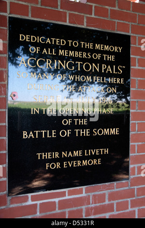 Plaque avec la réflexion (*) sur le mémorial dédié à l'Accrington Pals, Sheffield Memorial Park, Somme, Picardie, France. Banque D'Images