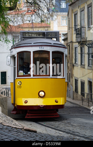 Le tramway n° 28 à Lisbonne. Banque D'Images