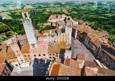 San Gimignano est une petite colline de la ville médiévale fortifiée dans la province de Sienne, Toscane, centre-nord de l'Italie Banque D'Images