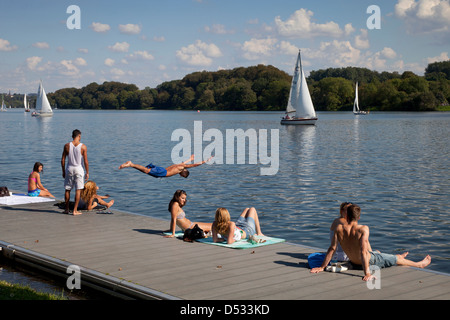 Essen, Allemagne, voiliers sur le Baldeneysee et personnes au pont d'embarcation Banque D'Images