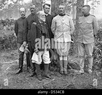 Portrait de groupe de Theodore Roosevelt et d'autres fonctionnaires de haut rang du 1er Régiment de Cavalerie volontaire américain : Tampa, Floride Banque D'Images