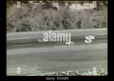 La Daytona 500 1964, qui s'est tenue à Daytona Beach, a été un événement marquant dans les courses de stock-cars. Cette image capture l'excitation et l'esprit de compétition de la course, un événement majeur dans la série NASCAR. Banque D'Images