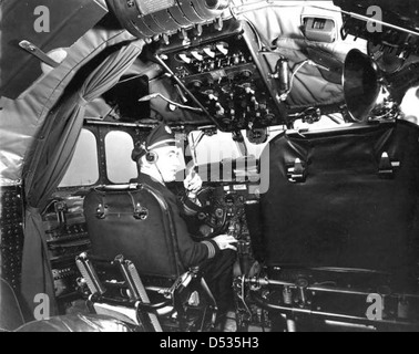 Photo du cockpit d'un avion Lockheed l-749 Constellation, montrant l'intérieur de l'avion utilisé par Pan American Airways. Cet avion était un modèle clé dans l'industrie aérienne au milieu du XXe siècle. Banque D'Images