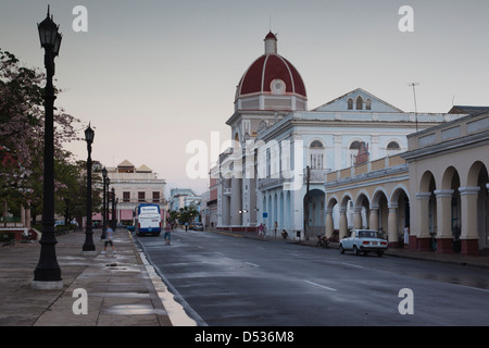 Cuba, Cienfuegos, Cienfuegos Province, Palacio de Gobierno, government house, dusk Banque D'Images