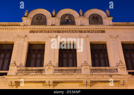 Cuba, Cienfuegos, Cienfuegos Province, Teatro Tomas Terry theatre, dusk Banque D'Images