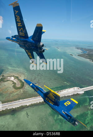 L'escadron de démonstration en vol de la Marine américaine connue sous le nom de Blue Angels volent en formation sur les Florida Keys durant une pratique démonstration de vol le 21 mars 2013 à Key West, en Floride. En raison de la séquestration du budget les anges bleus s'arrête de voler le 1 avril 2013. Banque D'Images