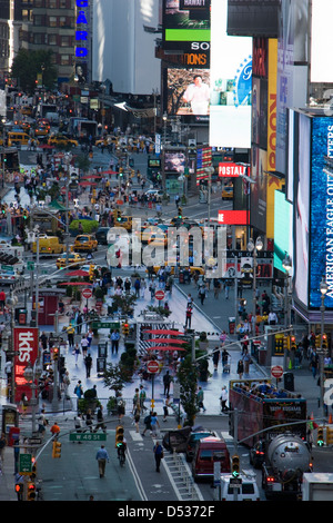 Time Square à l'heure de pointe à New York, USA Banque D'Images