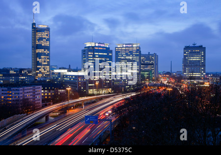 Essen, Allemagne, panorama de la ville avec l'autoroute A40 depuis les bâtiments de RWE et Evonik dans Postbank Banque D'Images