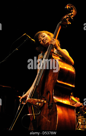 Barcelone - APR 10 : Esperanza Spalding (bassiste de jazz américain, violoncelliste et chanteur) effectue à l'Auditori le 10 avril 2011. Banque D'Images