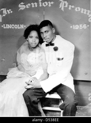 Portrait d'un couple afro-américain au bal de fin d'année au lycée Lincoln de Tallahassee, en Floride. La photo capture un moment important de l'histoire des Noirs, mettant en valeur la mode et les traditions culturelles. Banque D'Images