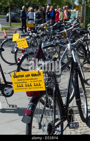 Berlin, Allemagne, des vélos pour des visites guidées de la ville dans la Bernauer Strasse Banque D'Images