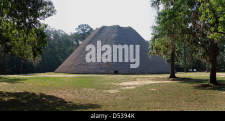 Une réplique de la maison du conseil Apalachee à Mission San Luis à Tallahassee, en Floride, représente le patrimoine culturel et historique du peuple Apalachee, des missionnaires catholiques et des débuts de la Floride coloniale. Banque D'Images