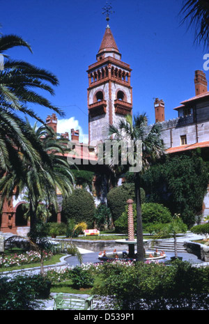 Cour intérieure et jardins de l'hôtel Ponce de Leon : Saint Augustine, Floride Banque D'Images