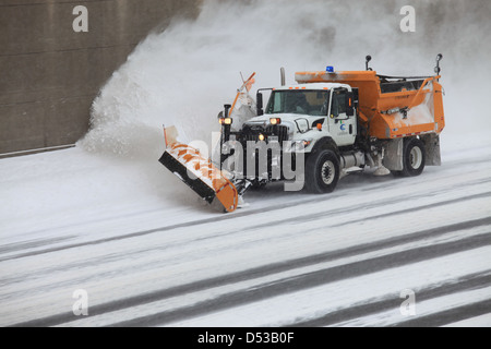 Chariot de la poudrerie sur la route après une tempête de neige dans la région de Kitchener, Ontario, Canada Banque D'Images