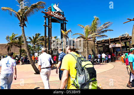 Durban, Afrique du Sud. Les vacanciers à l'extérieur de la file d'uShaka Marine World de Durban Banque D'Images