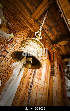 Tibétain or bell près de Vieux temple Banque D'Images