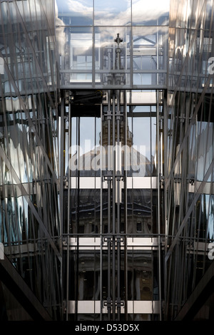 La réflexion de Saint Paul's Cathedral dans la façade en verre d'un immeuble de bureaux Banque D'Images