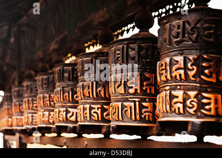 Roues de prière bouddhiste dans un temple, Swayambhunath, Katmandou, Népal Banque D'Images